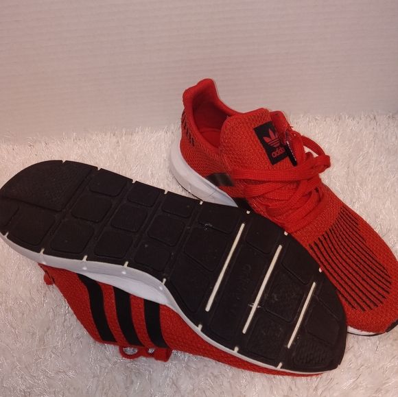 Adidas SWIFT Run EUC - Picture 2 of 6